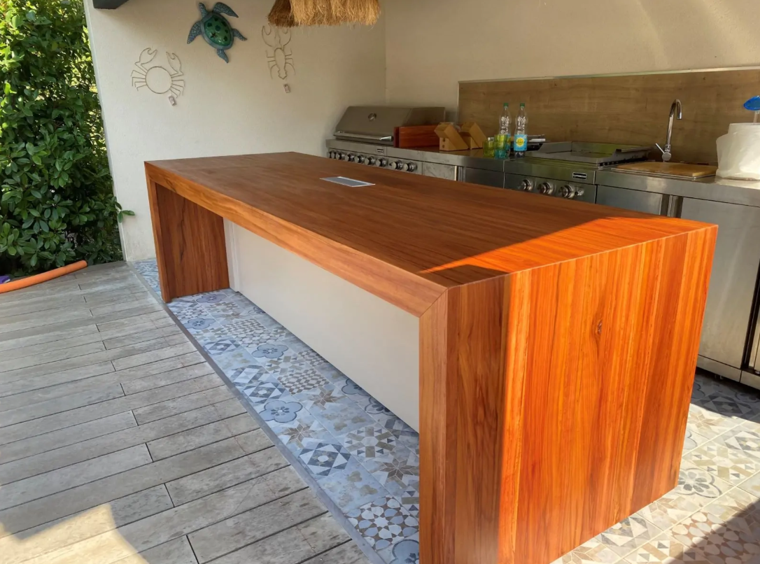 Cuisine aménagée en bois par un ébéniste, présentant des meubles sur mesure et un agencement fonctionnel.